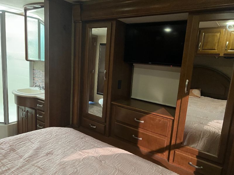 2014 Thor Motor Coach Challenger 37GT - Image 19