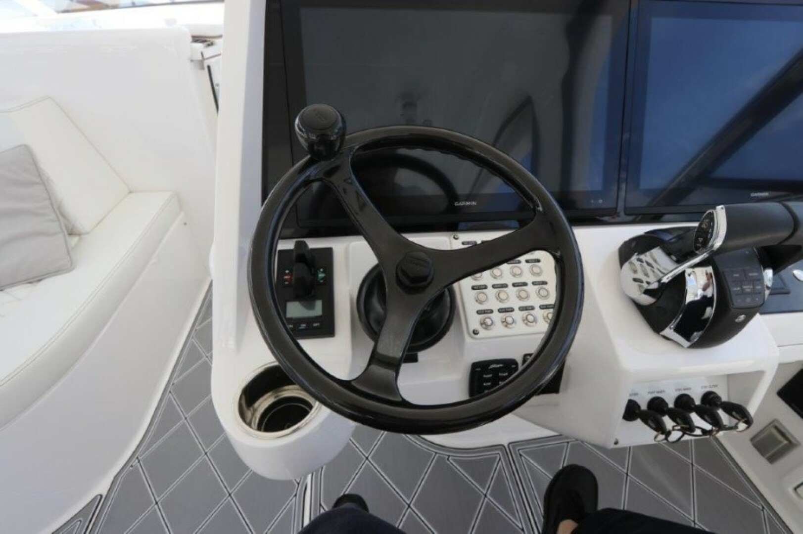 2019 Intrepid 475 Sport Yacht - Image 31