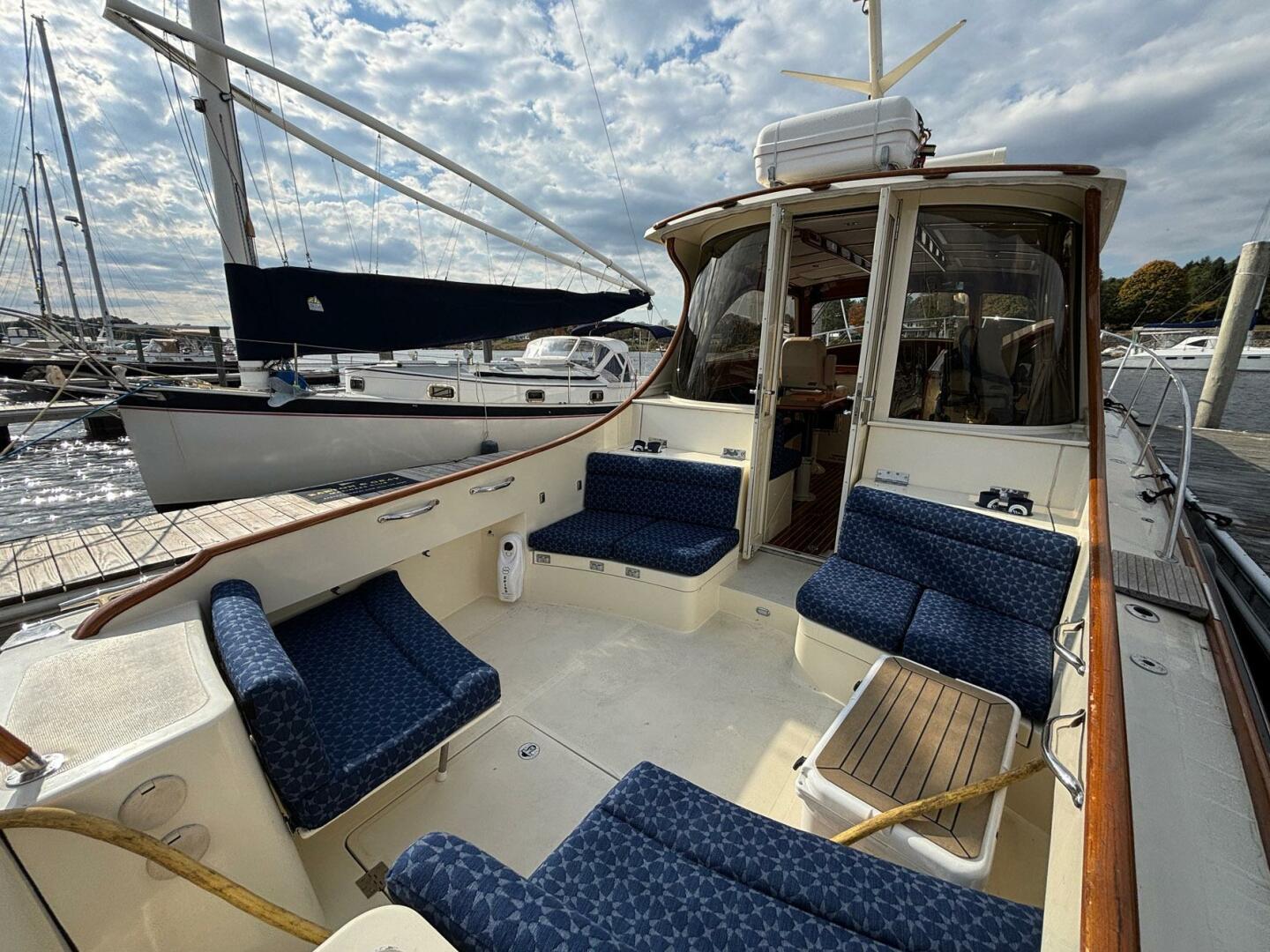 2005 Hinckley Talaria 44 Motor Yacht - Image 22