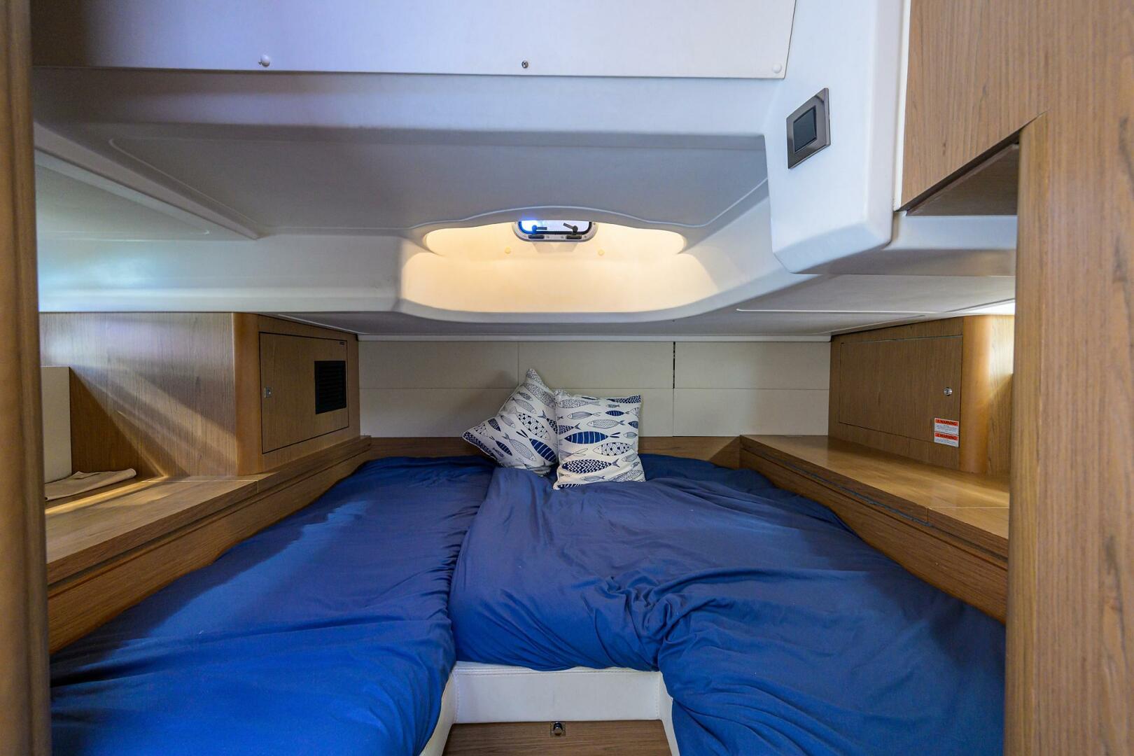 2003 Jupiter 31 Cuddy - Image 27