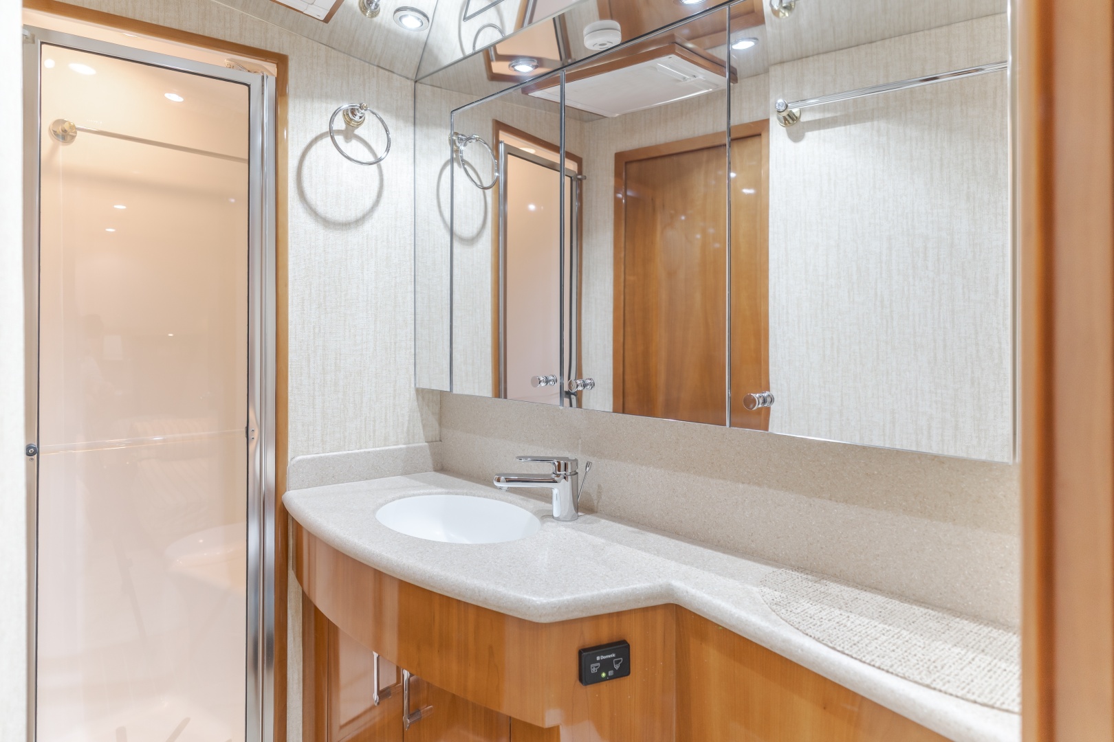 2003 Hatteras 54 Convertible - Image 18