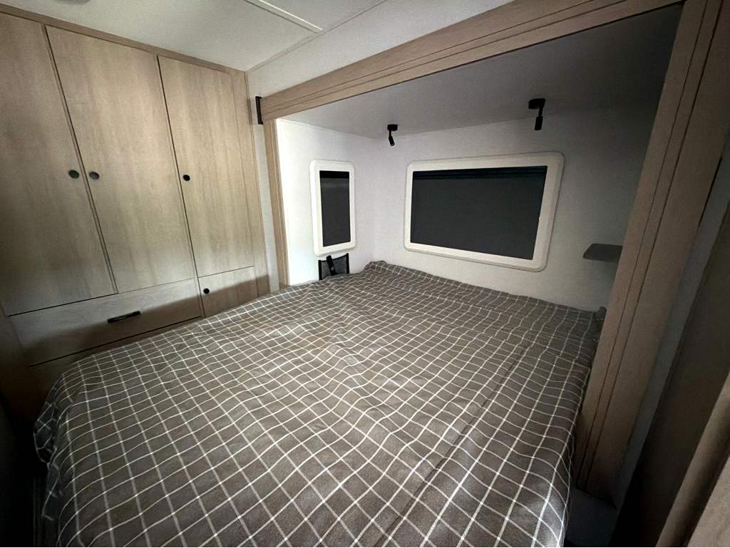 2026 FOREST RIVER SUNSEEKER 2400BDS - Image 29