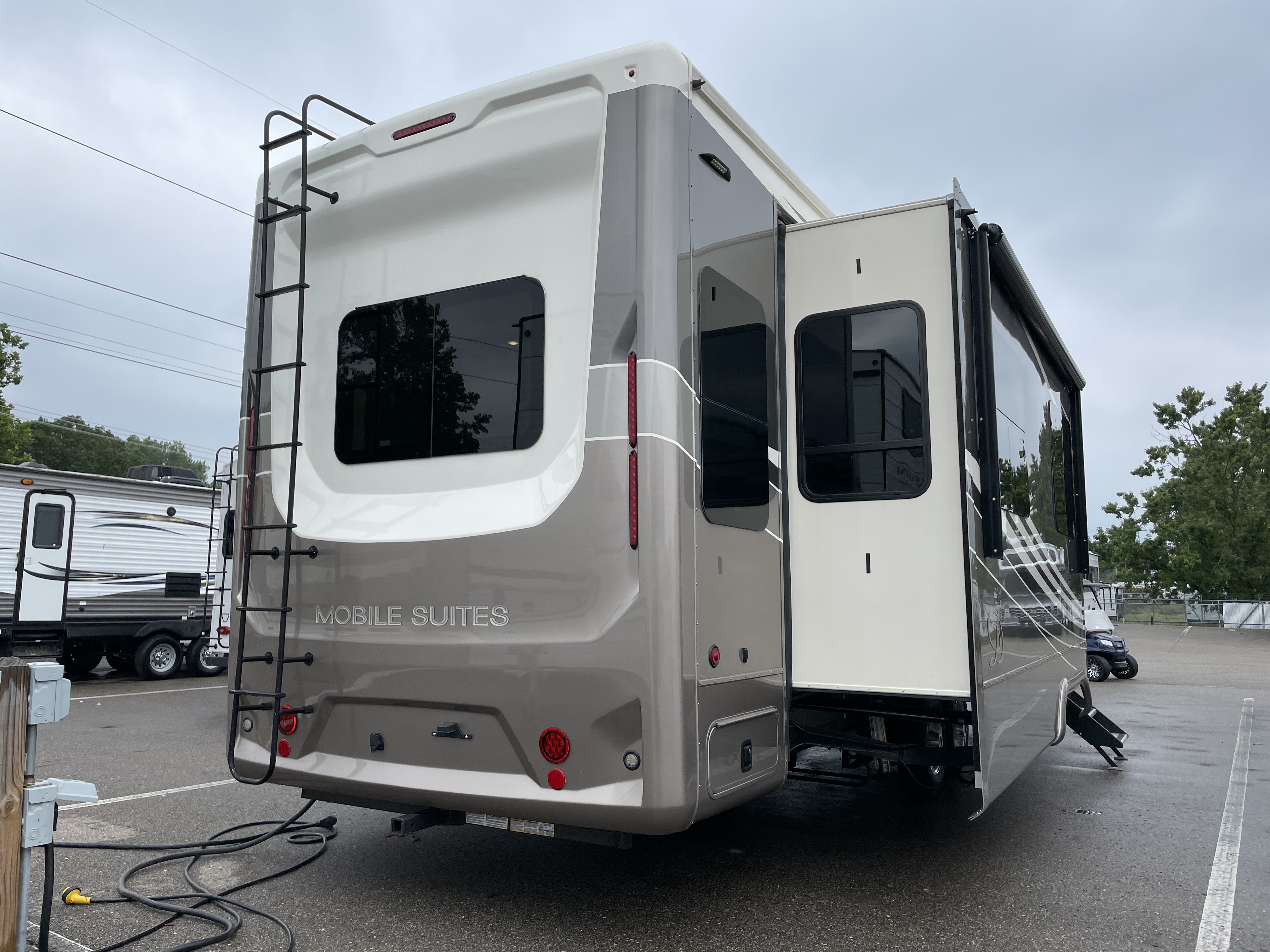 2022 DRV Mobile Suites 40KSSB4 - Image 3