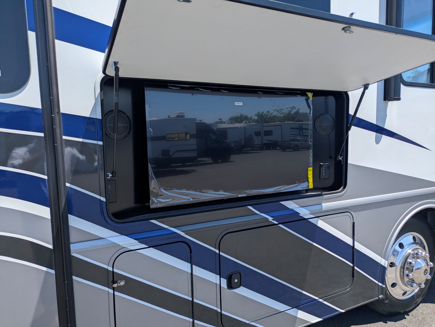2026 Holiday Rambler Invicta 33HB - Image 7