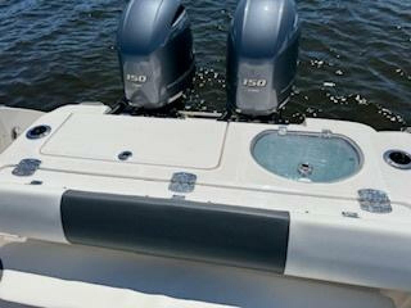 2022 Robalo R242 Center Console Base - Image 20