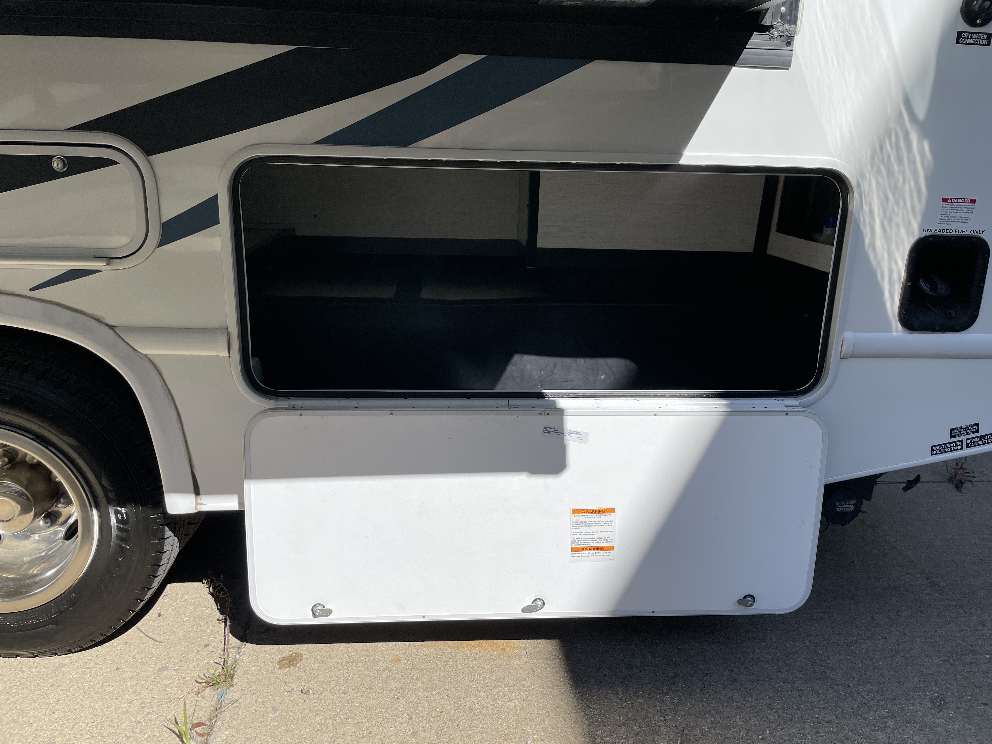 2024 Thor Motor Coach Chateau 27R - Image 7