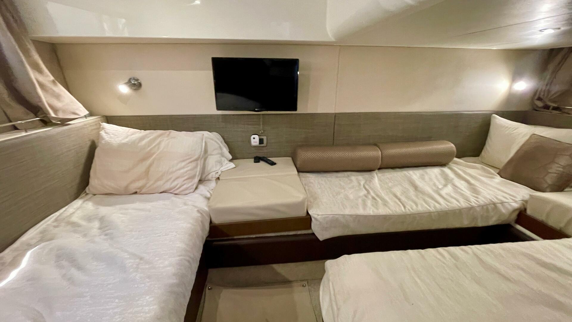 2017 Sea Ray 400 Sundancer - Image 62