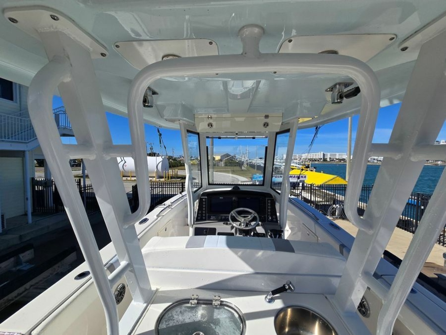 2022 Robalo R272 - Image 26