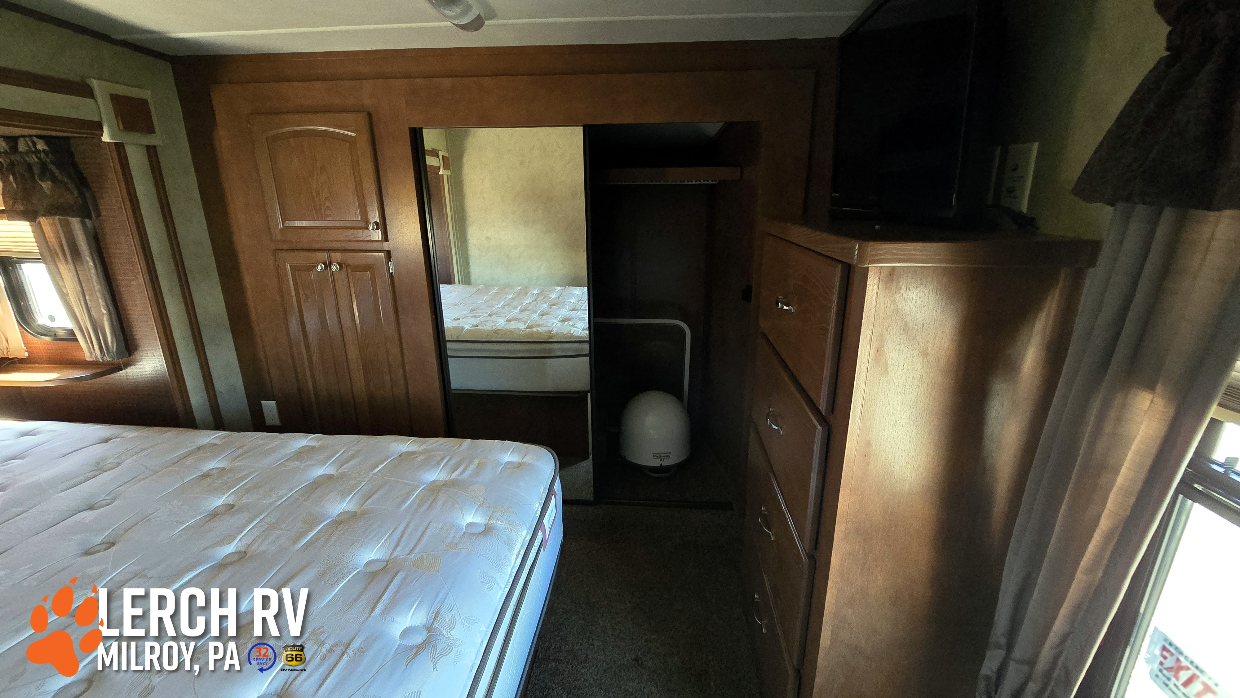 2013 FOREST RIVER CEDAR CREEK SILVERBACK 29RE - Image 22