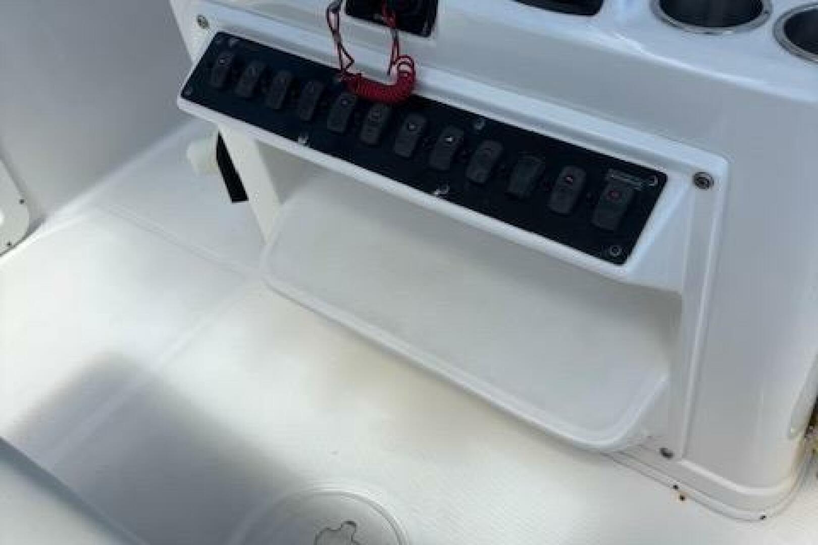 2018 Century 2600 Center Console - Image 7