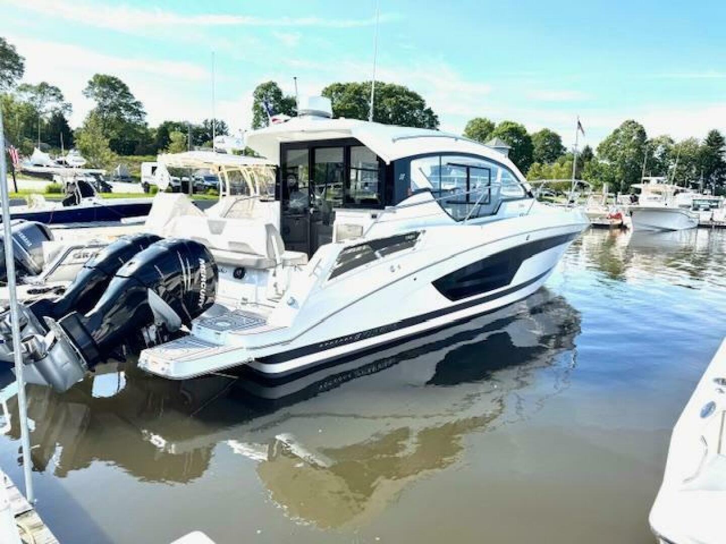 2020 Four Winns Vista 355 Coupe OB - Image 2