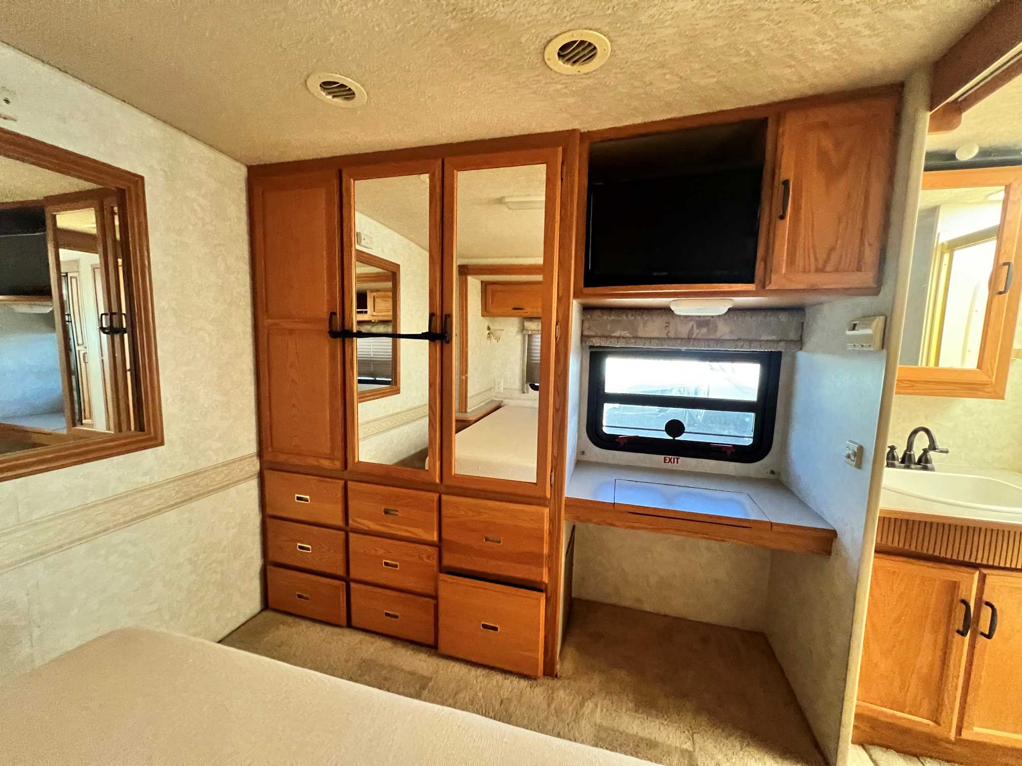 2004 Winnebago Brave 32V - Image 27