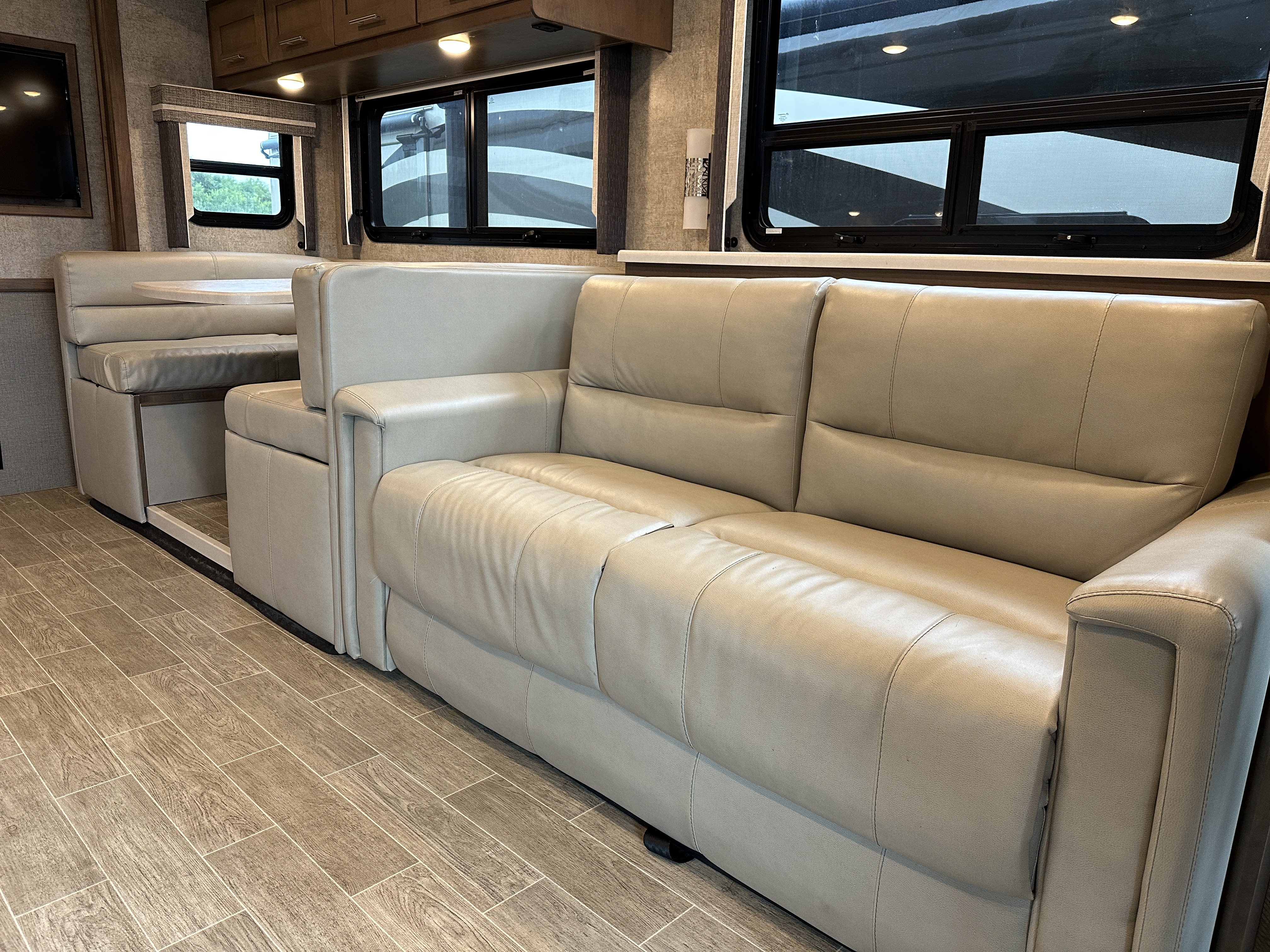 2022 THOR MOTOR COACH MIRAMAR 35.2 - Image 9