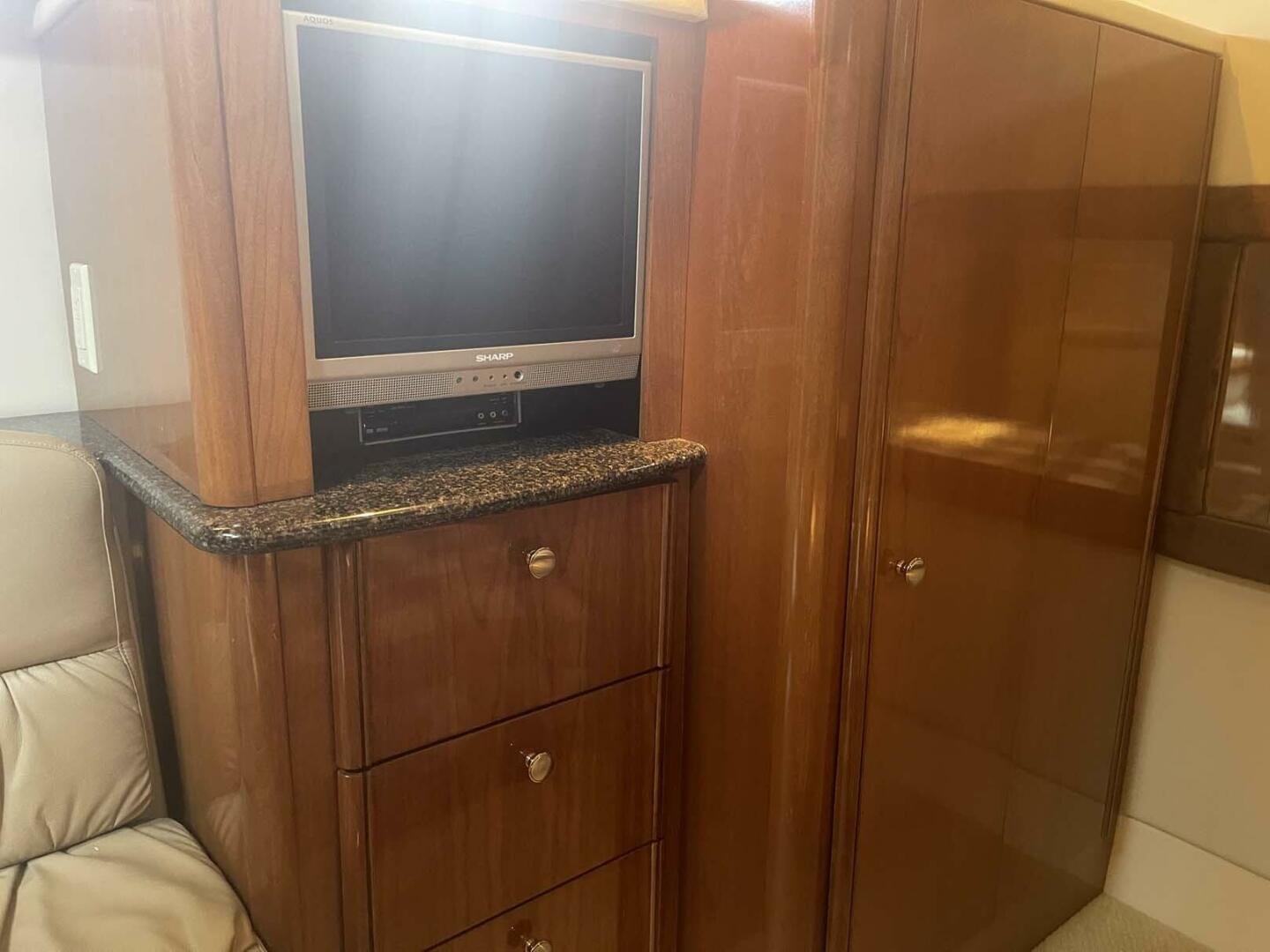 2006 Meridian 411 Sedan - Image 32