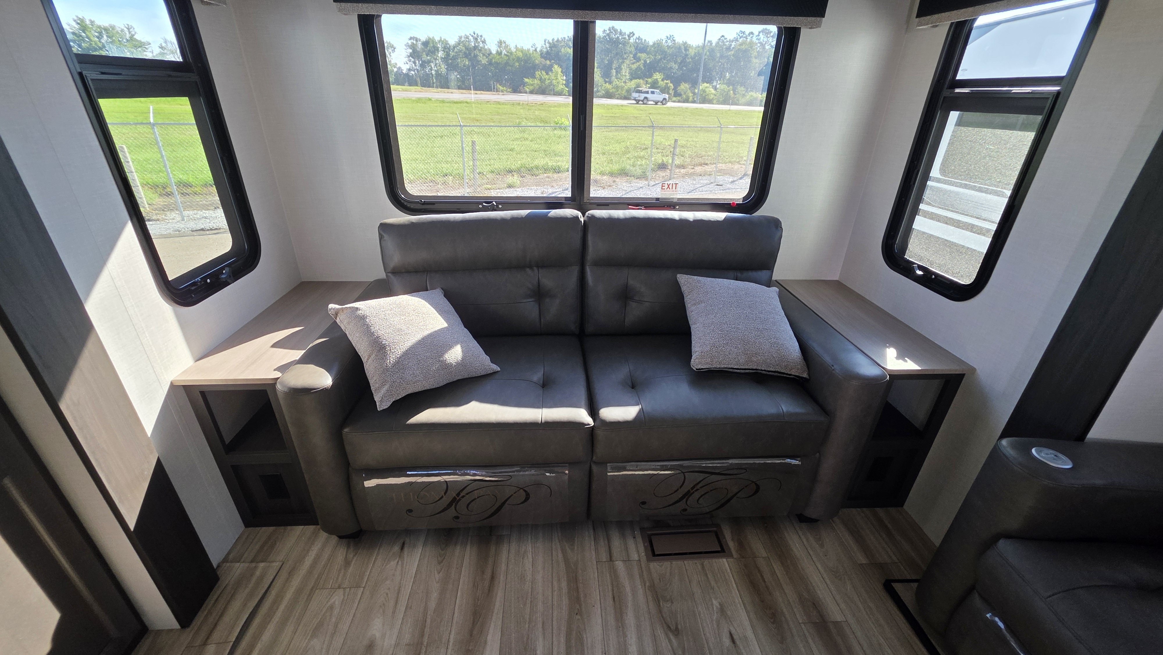 2027 VENTURE RV SPORTTREK 353VIK - Image 21