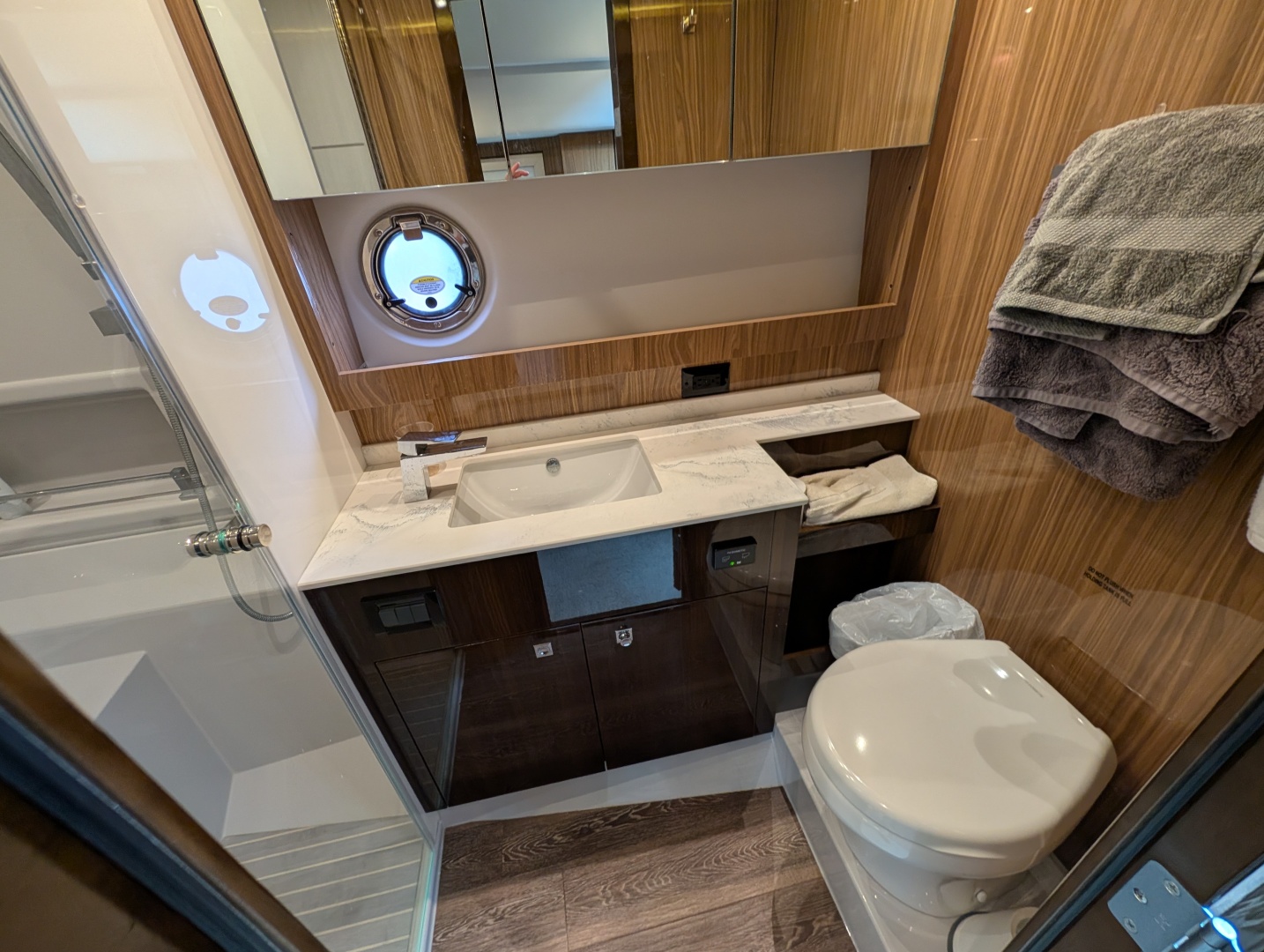 2022 Cruisers Yachts 54 Cantius - Image 37