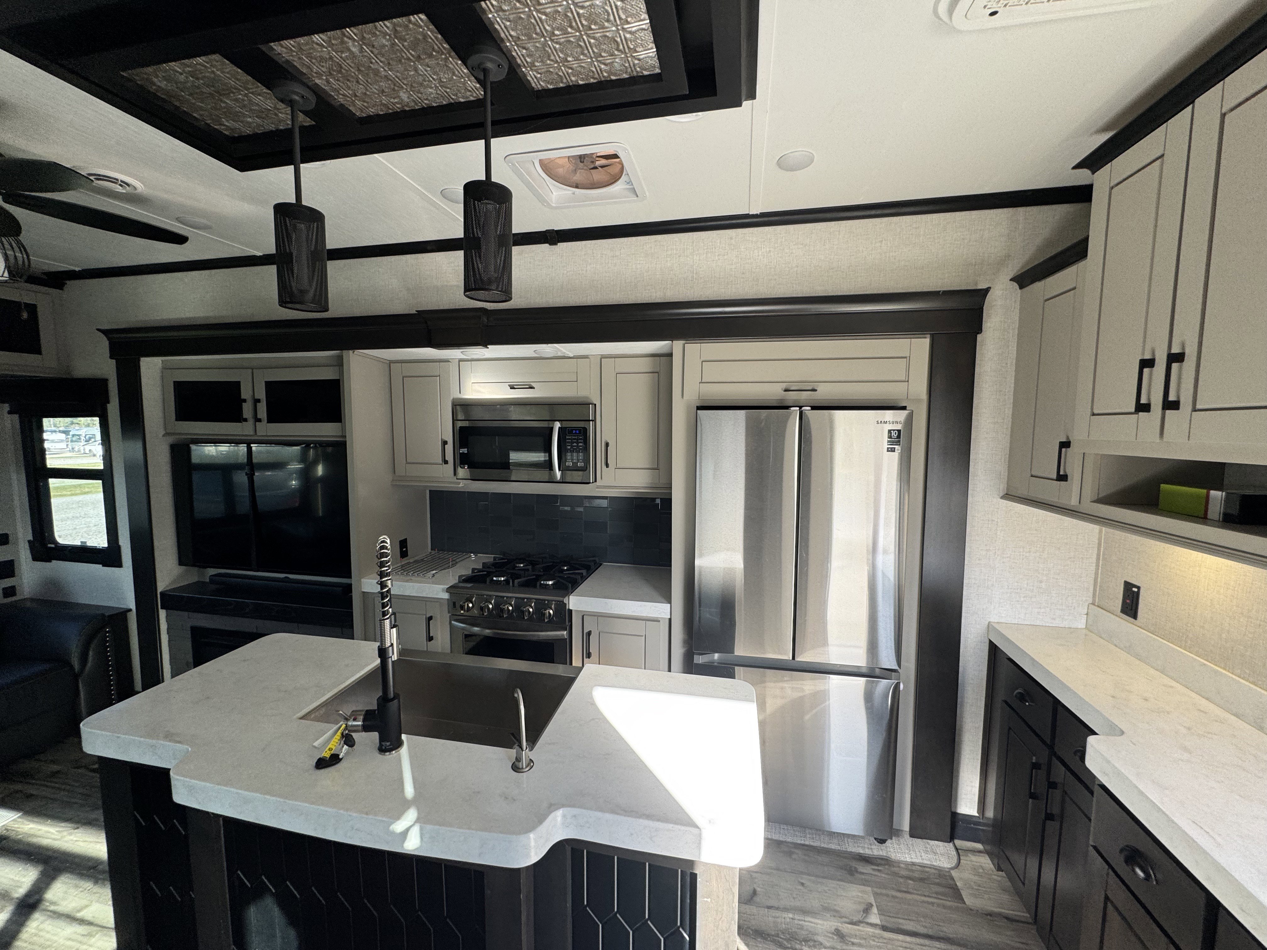 2022 CROSSROADS REDWOOD 3401RL - Image 6