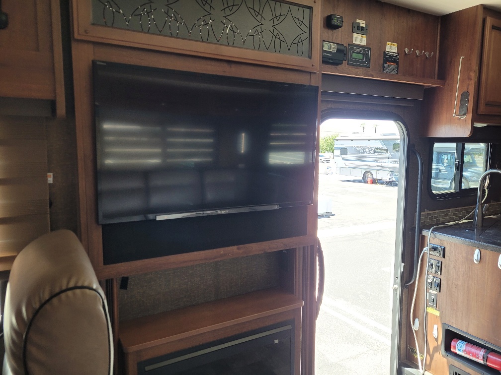 2014 Fleetwood Bounder 36E - Image 7