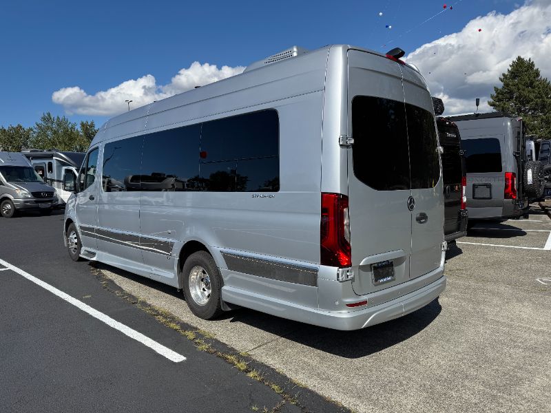 2023 Grech RV Strada-ion AWD Lounge - Image 2