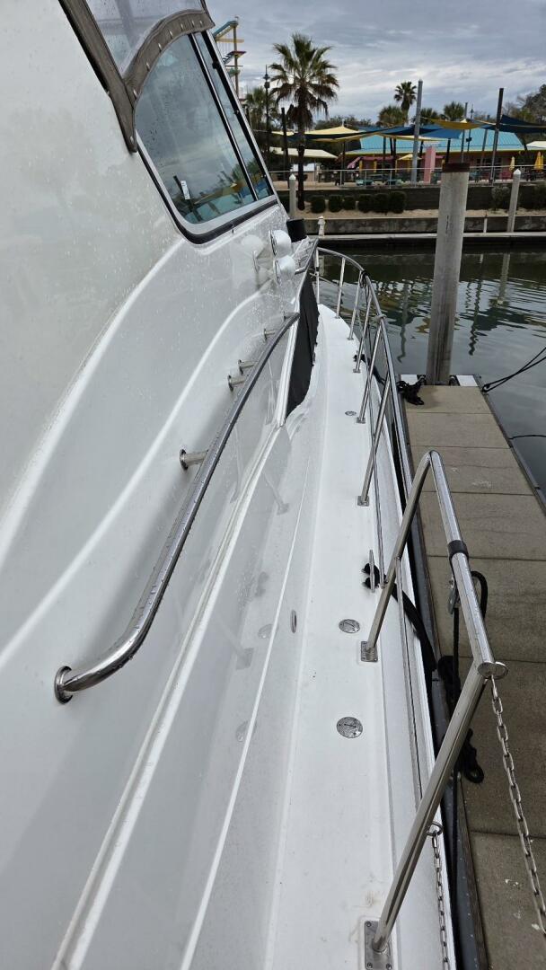 2000 Cruisers Yachts 4450 Express Motor Yacht - Image 8