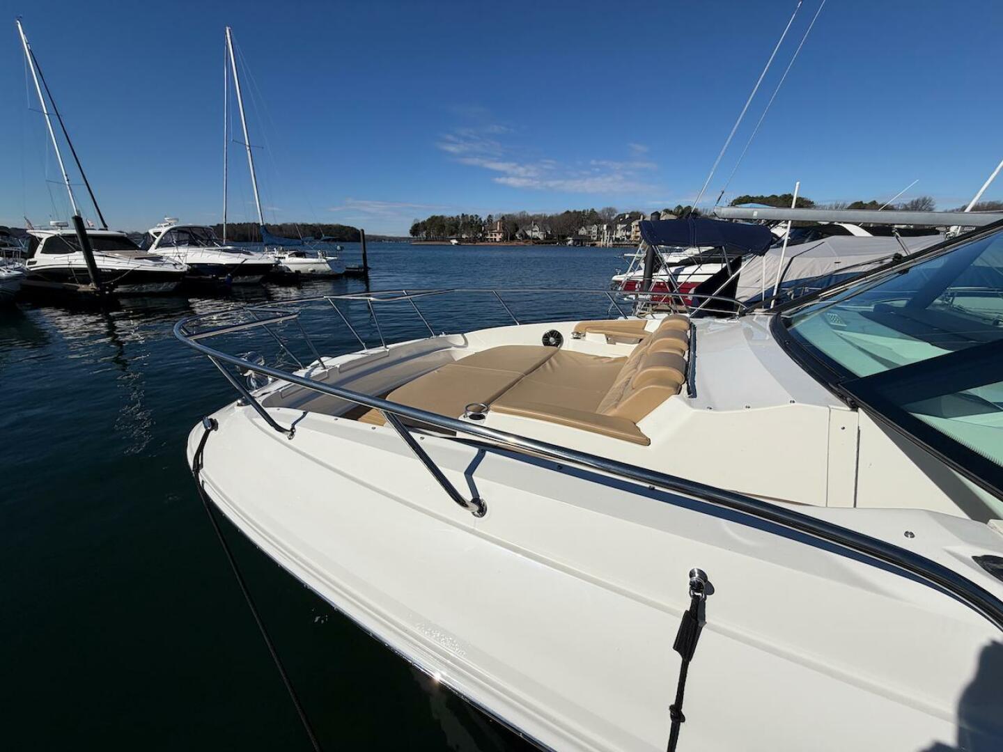 2023 Sea Ray 320 Outboard - Image 15