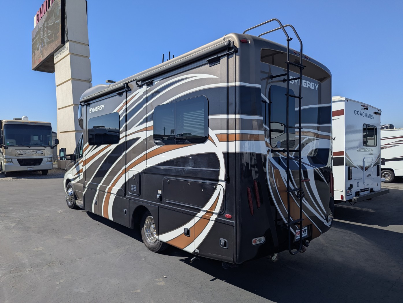 2018 Thor Motor Coach Synergy SD24 - Image 4