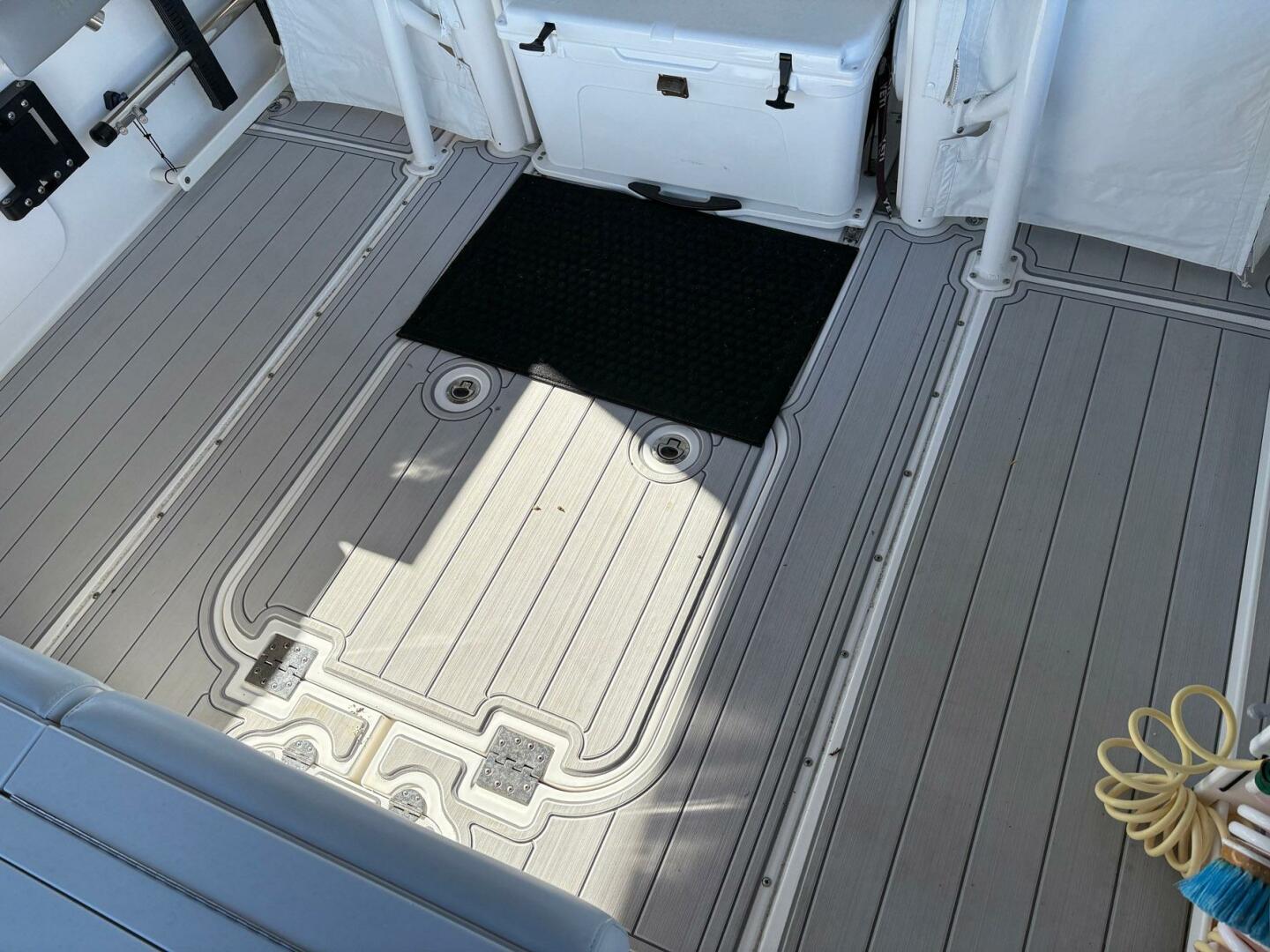 2017 Everglades 350 LX - Image 10