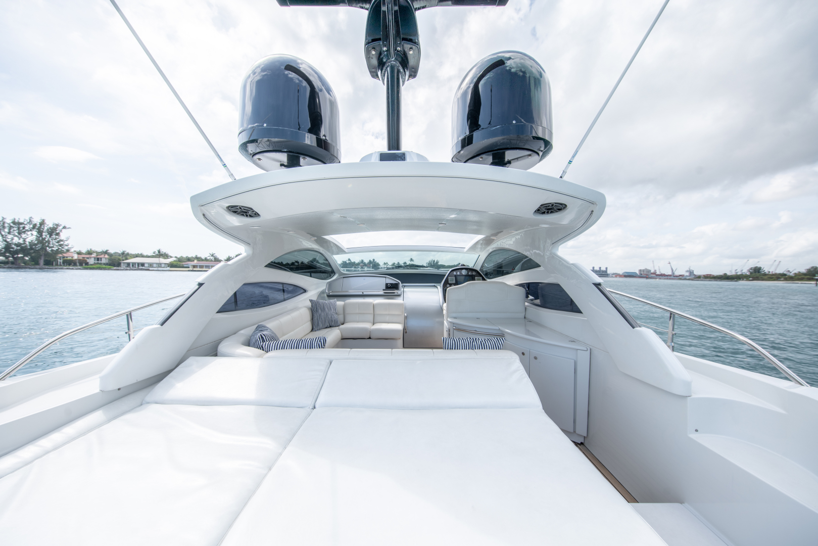2004 Pershing Express - Image 13