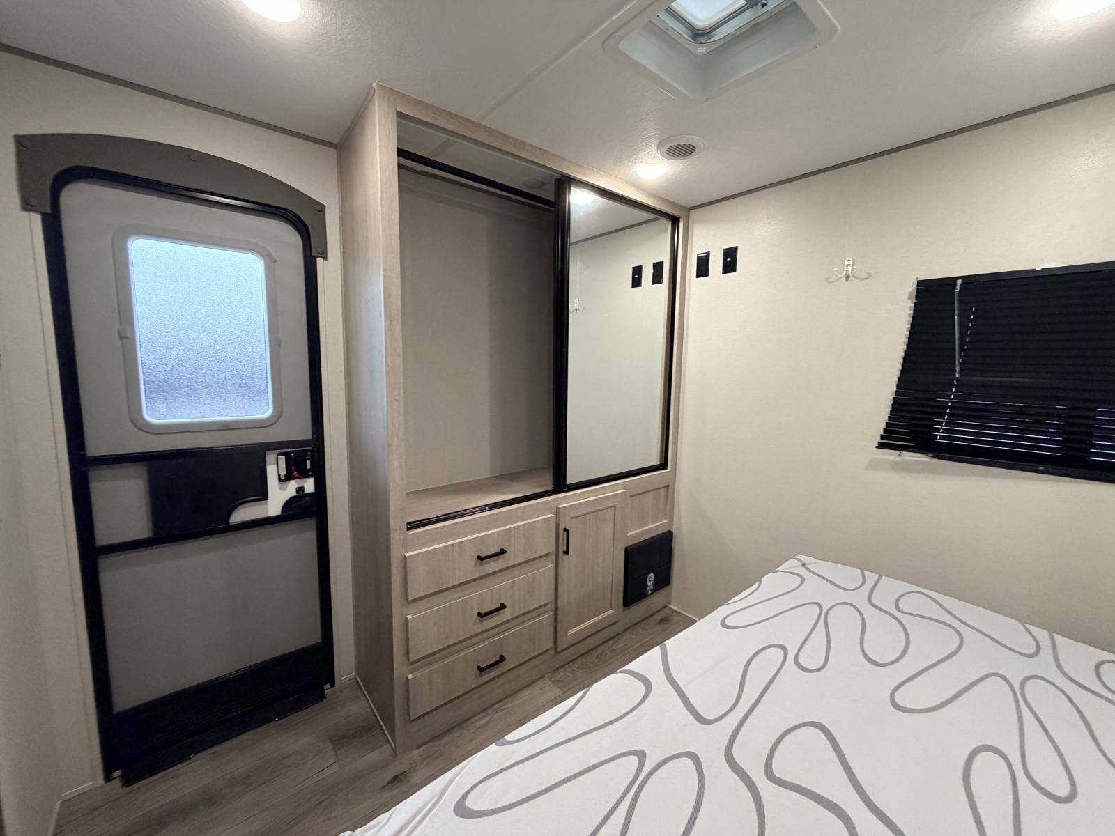 2024 Coachmen Catalina Legacy Edition 263FKDS - Image 14