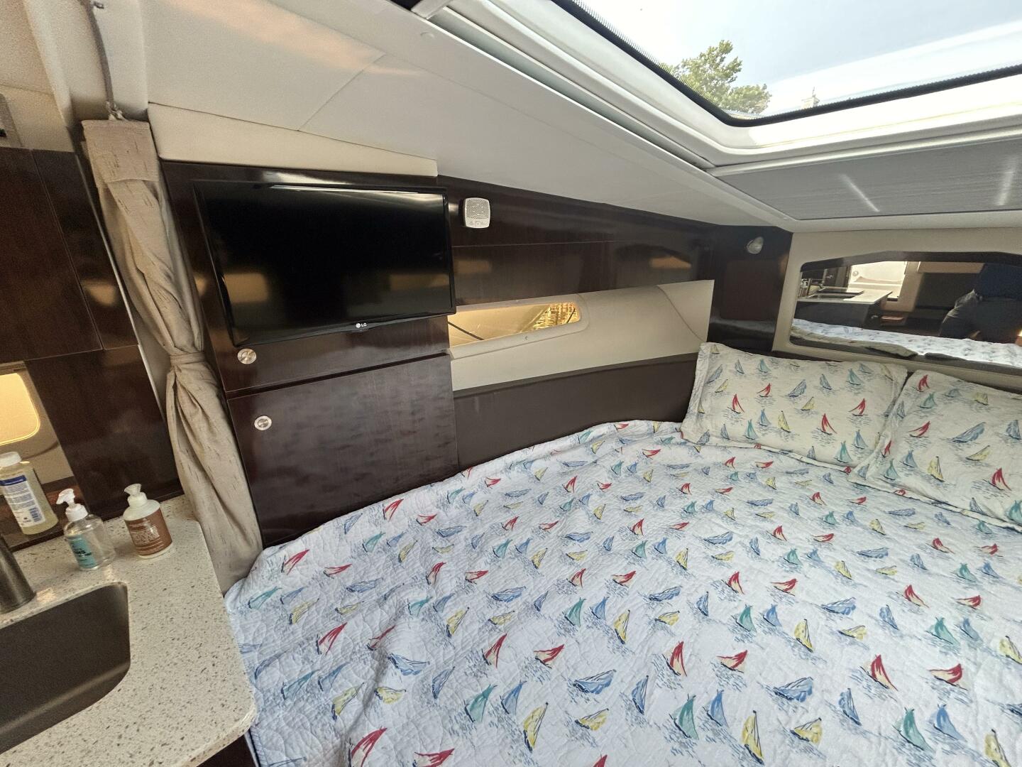 2016 Sea Ray 310 Sundancer - Image 14