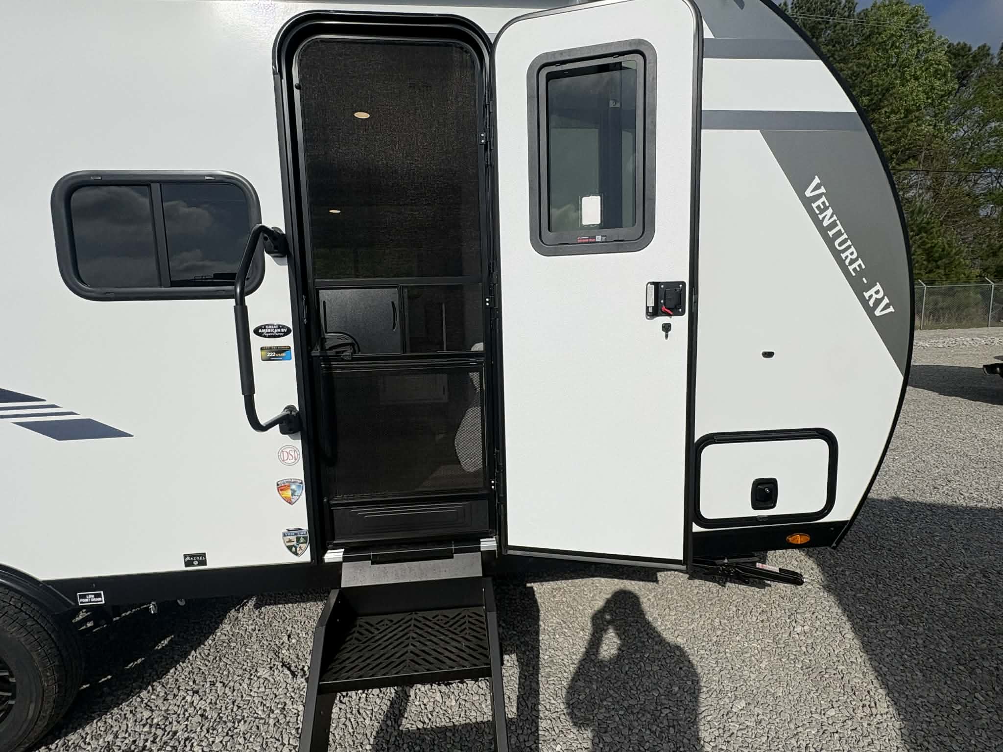 2026 VENTURE RV SPORTTREK STINGER 222VUD - Image 24
