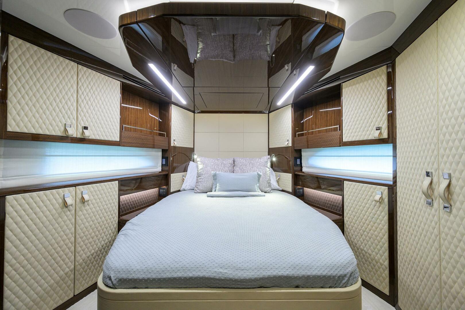 2023 Lazzara Yachts LSX 67 - Image 28