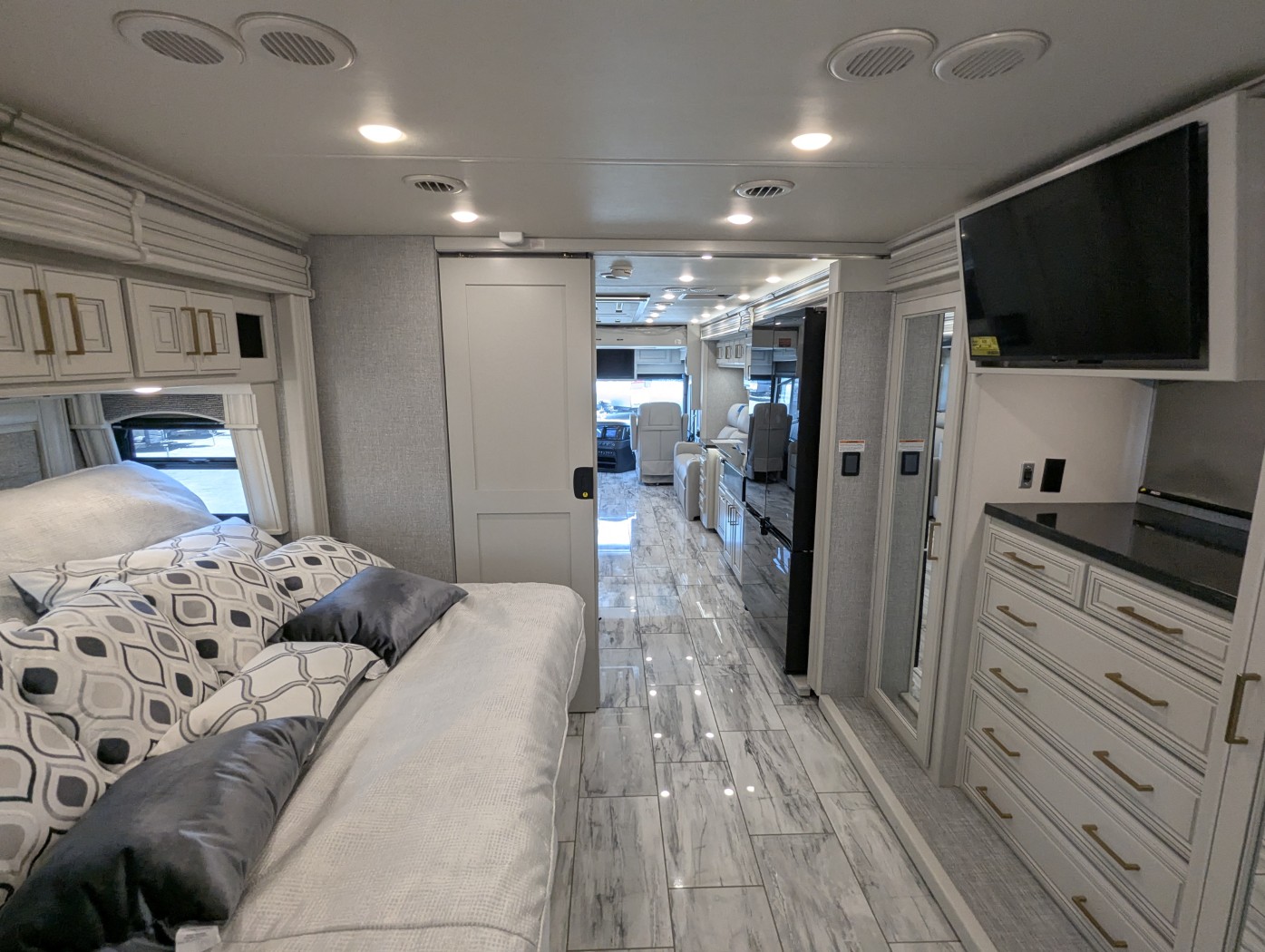 2026 Fleetwood Discovery LXE 40M - Image 41