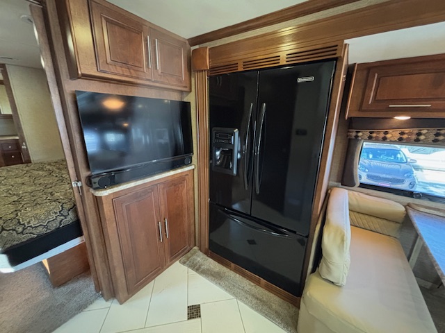 2014 Coachmen Cross Country 404RB - Image 21