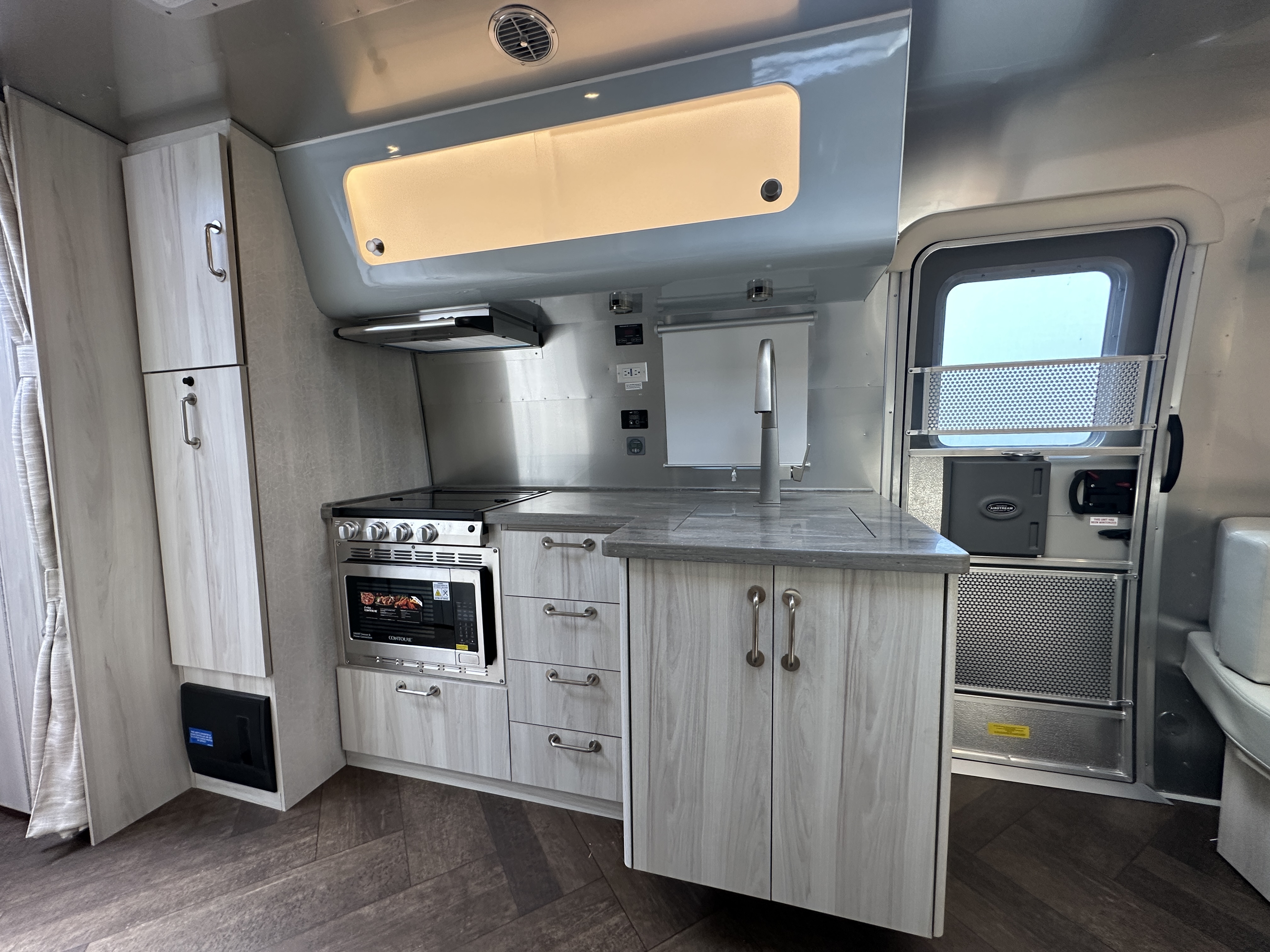 2026 Airstream International 27FB - Image 14