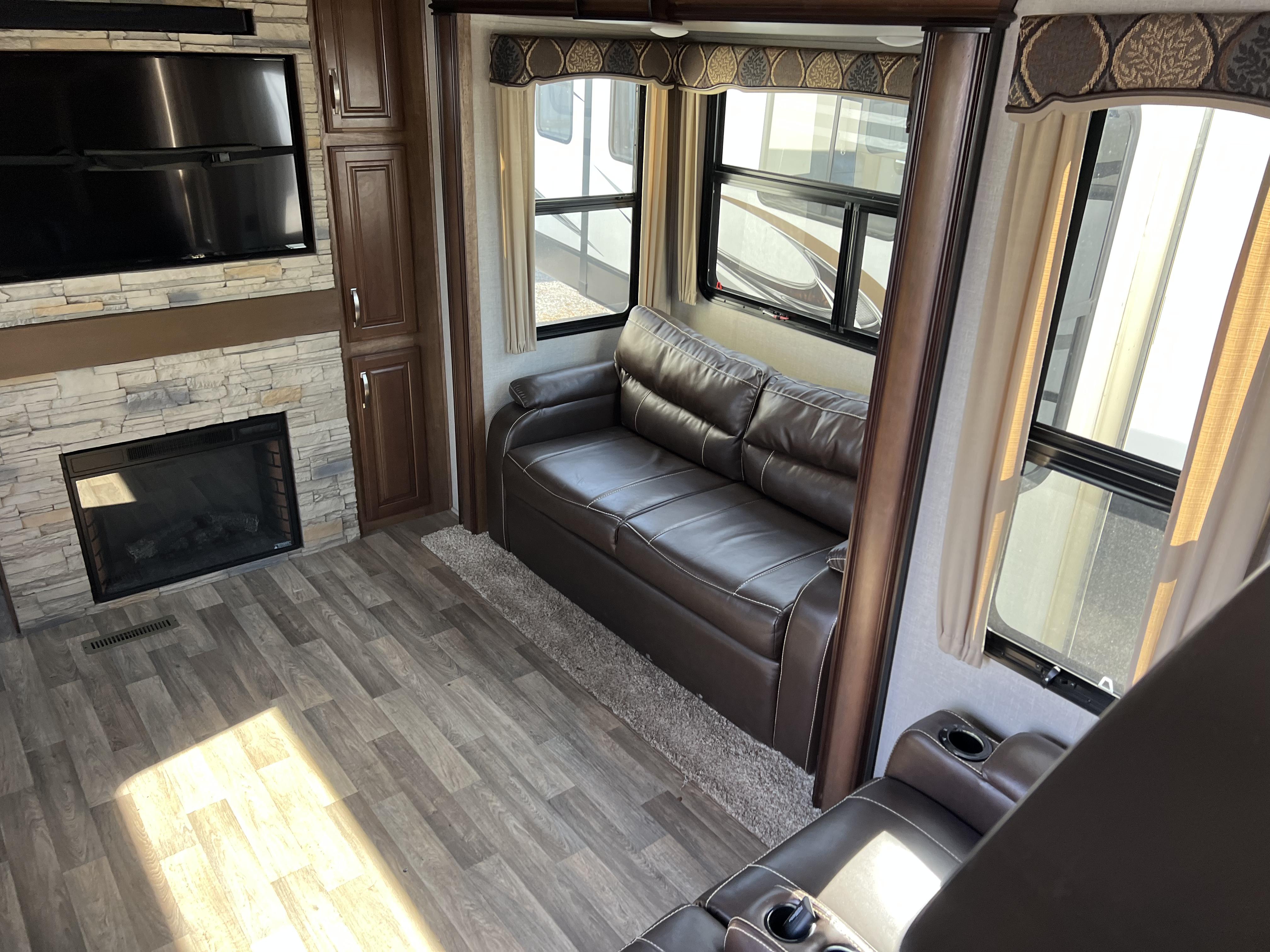 2018 Keystone Montana 3820FK - Image 11