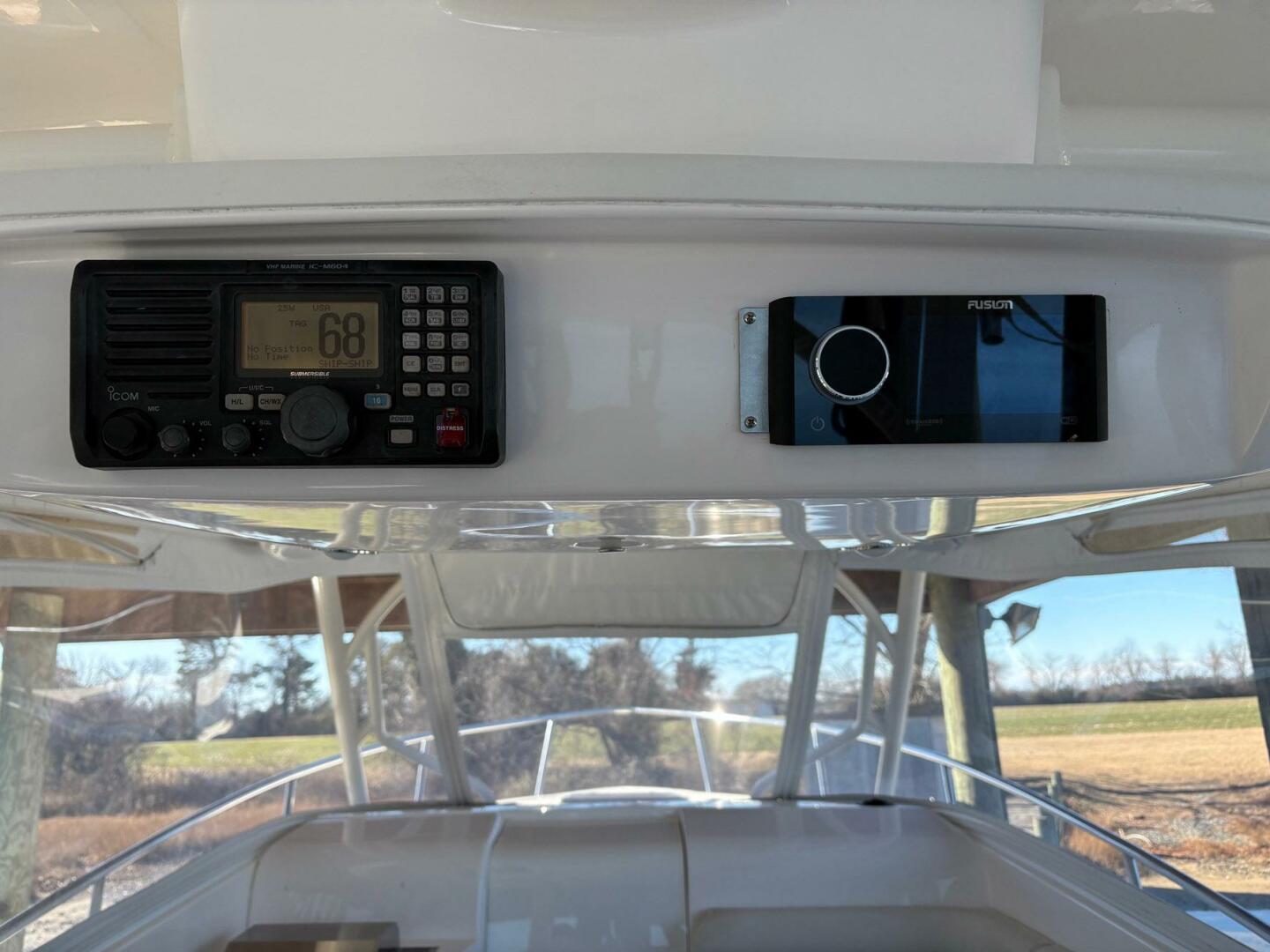 2017 Everglades 350 LX - Image 9