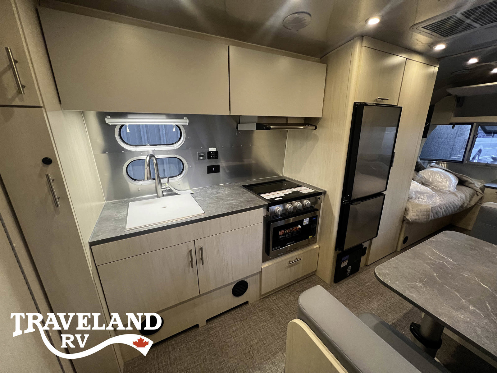 2025 Airstream Flying Cloud 23FBT - Image 8