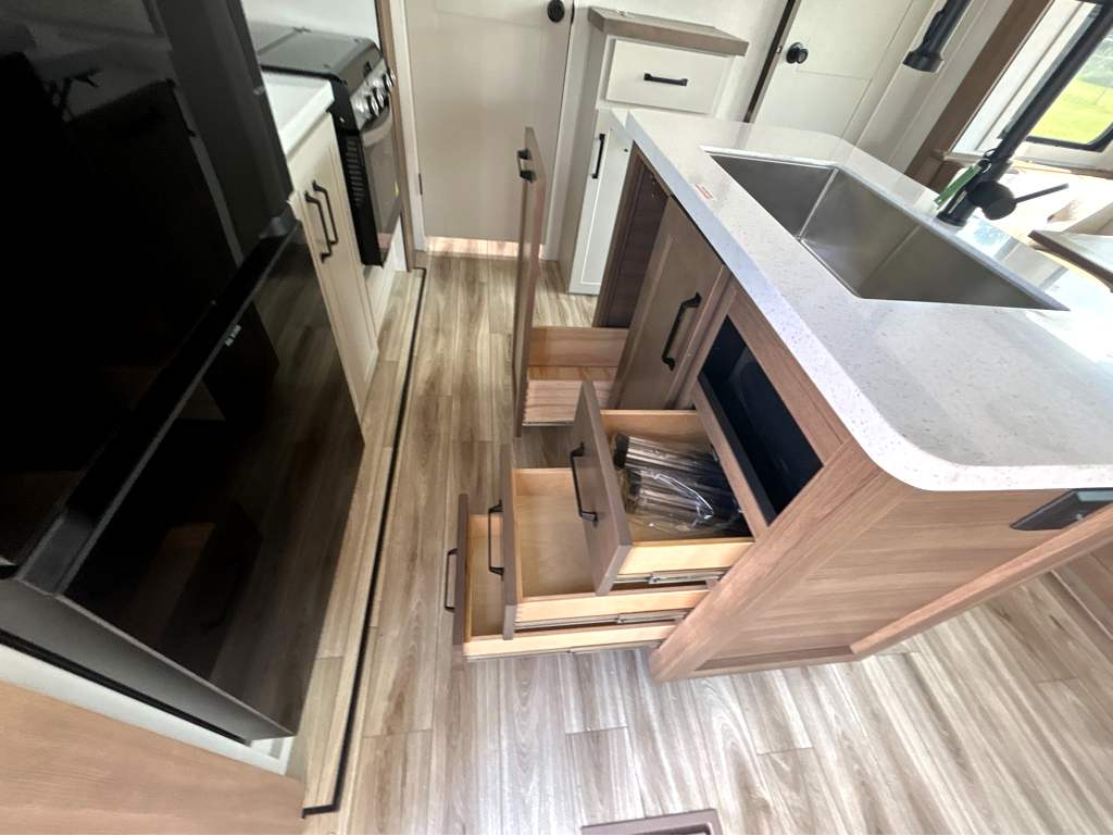 2027 VENTURE RV SPORTTREK 333VIK - Image 25