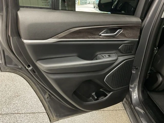 2023 Jeep Grand-Cherokee-L Laredo Altitude 4x4 - Image 20