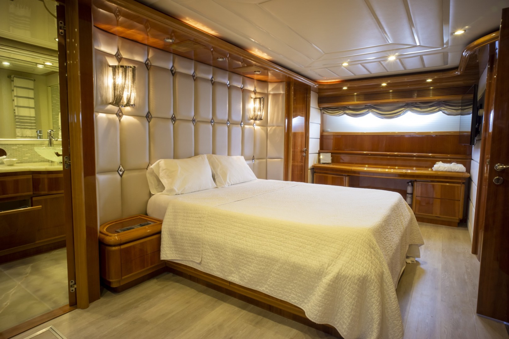 2000 Ferretti Yachts Custom Line 94 - Image 33