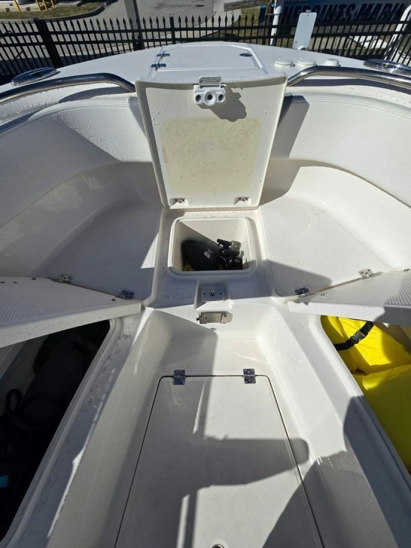 2022 Robalo R272 - Image 11