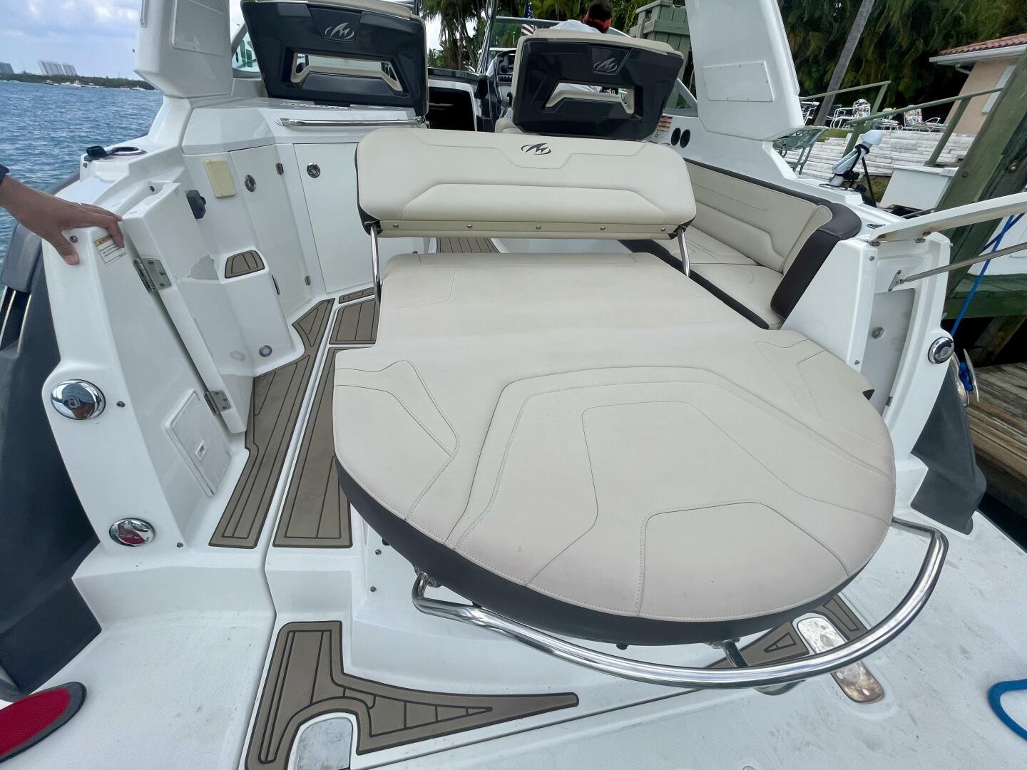 2016 Monterey 335 Sport Yacht - Image 17