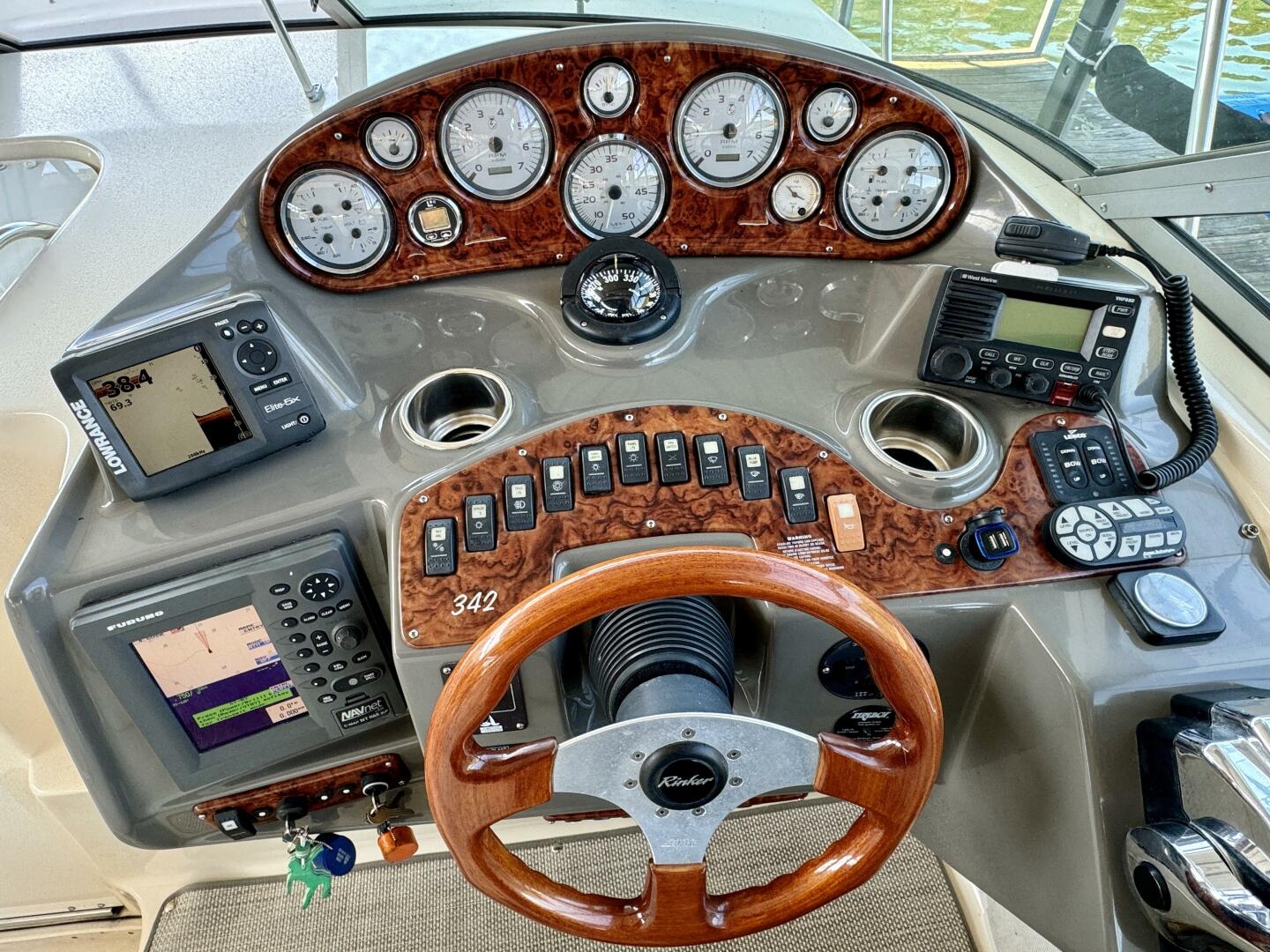 2004 Rinker 342 Fiesta Vee - Image 25