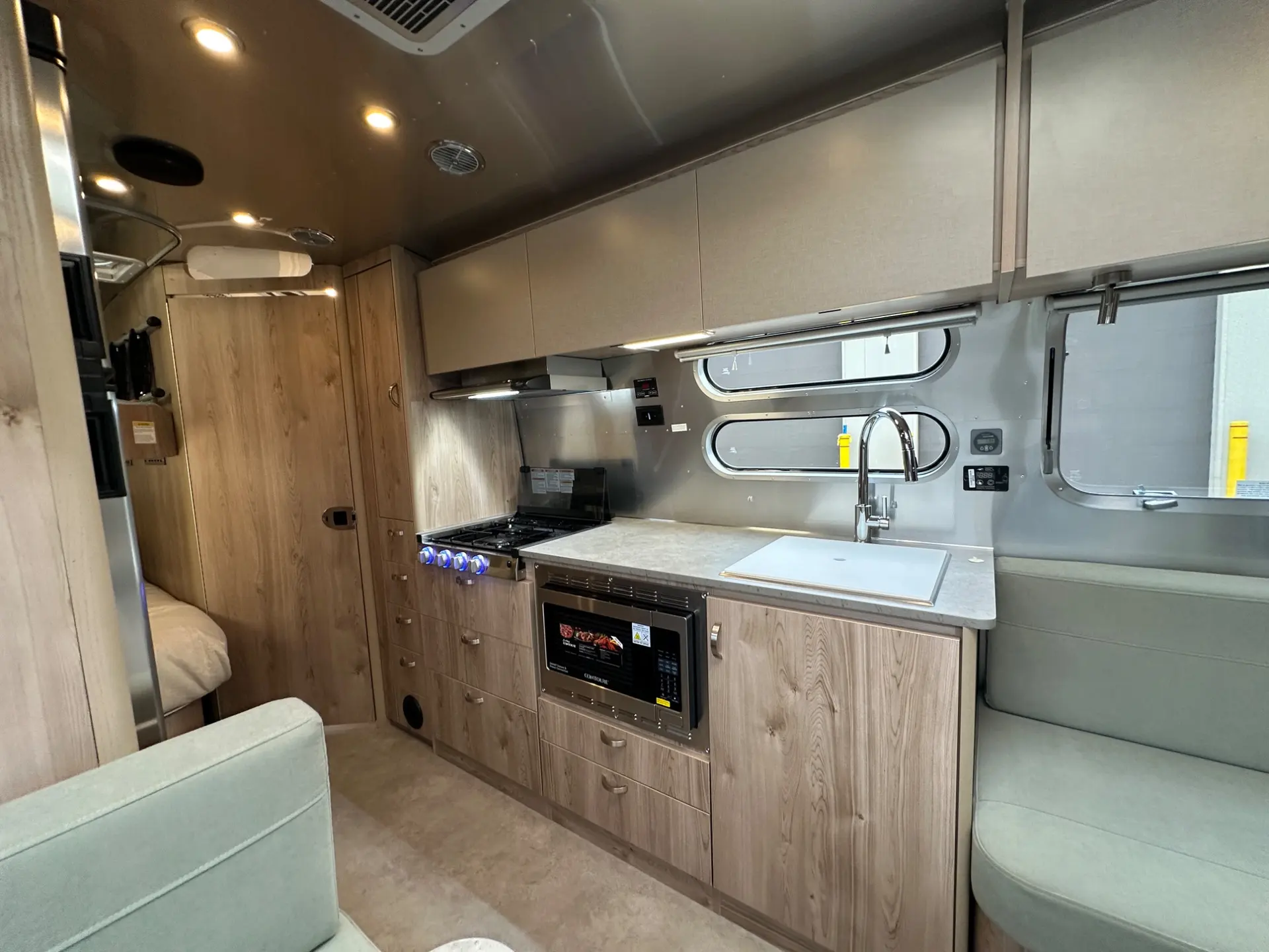 2027 Airstream Flying Cloud 30FB Bunk - Image 22