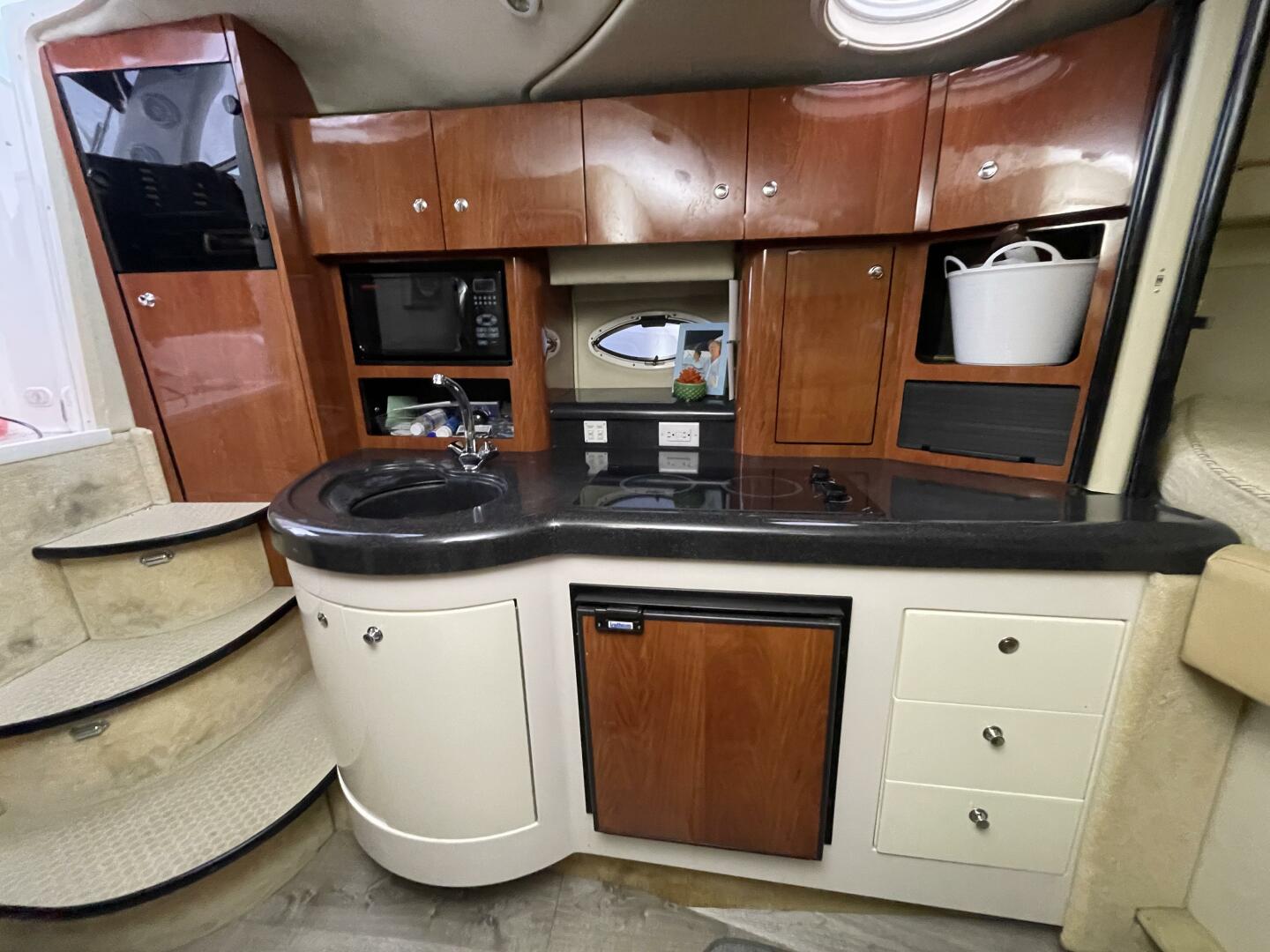 2005 Monterey 322 Cruiser - Image 28