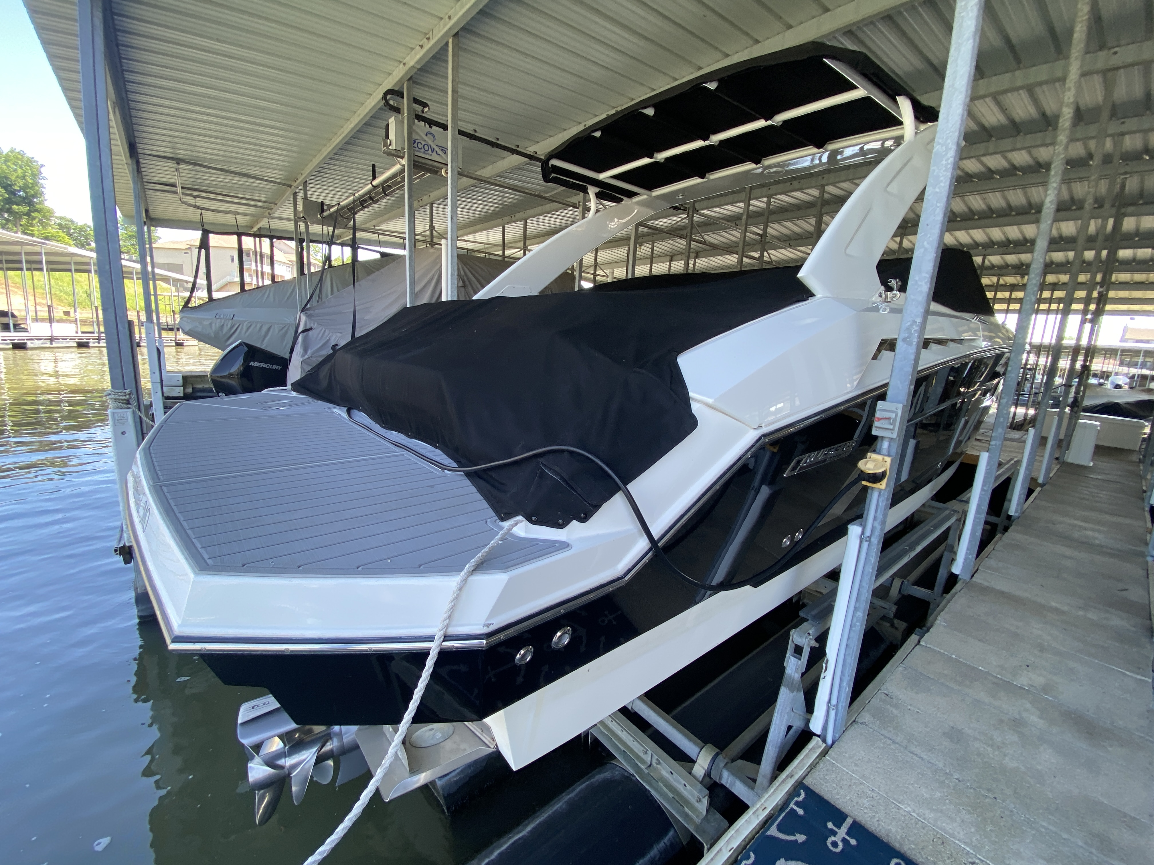 2014 Cruisers Sport Series 328 Black Diamond Edition - Image 13
