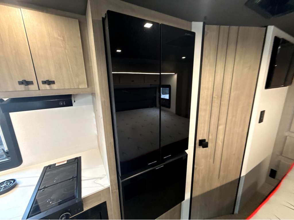 2025 Grand Design Lineage Series M 25FW - Image 23