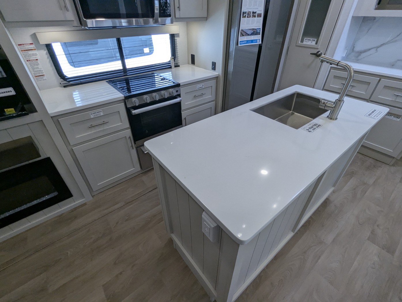 2027 Alliance RV Avenue 32RLS - Image 28