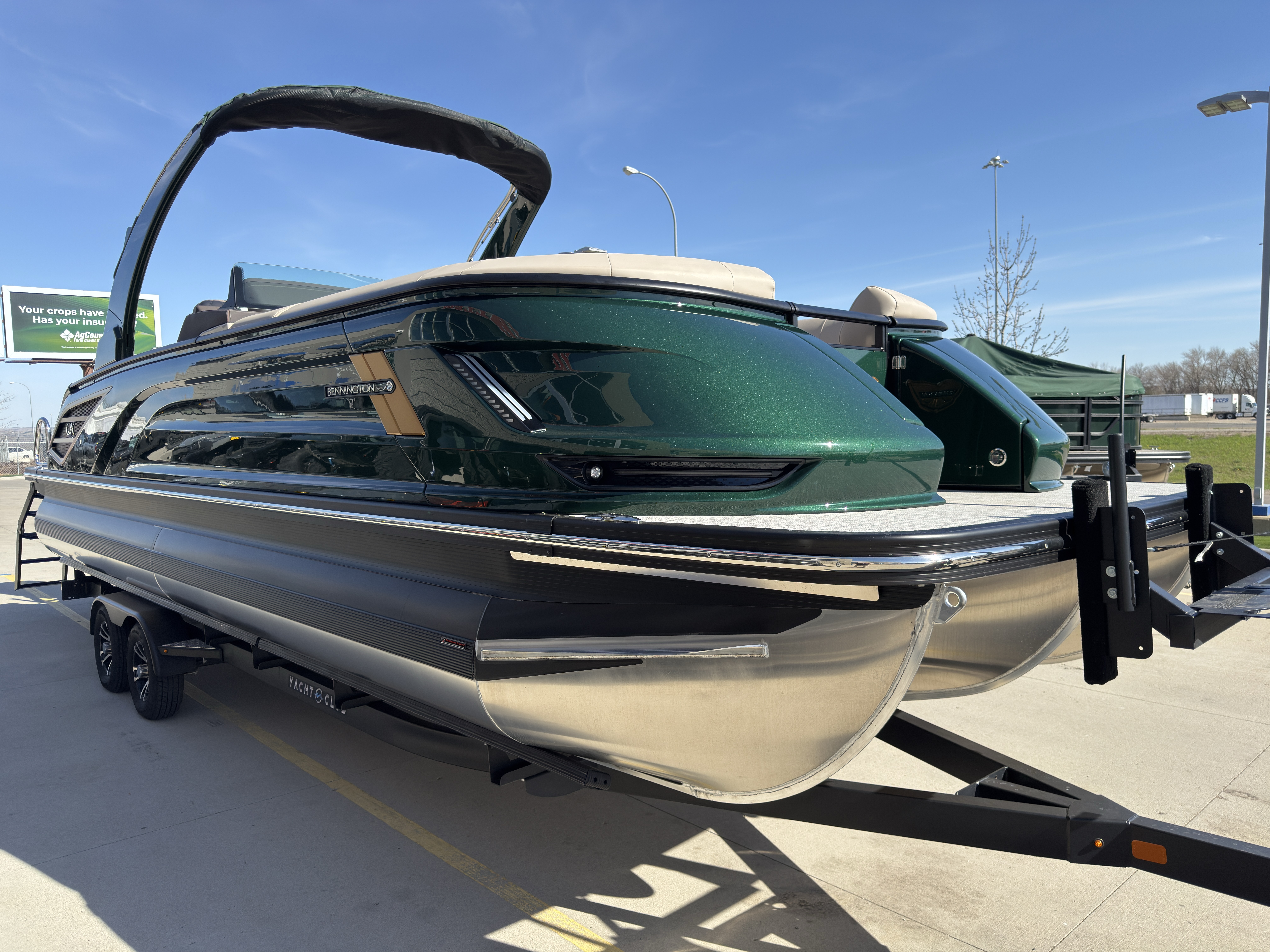 2026 Bennington 25QXSBA 425HP V10 Tritoon Pontoon - Image 6